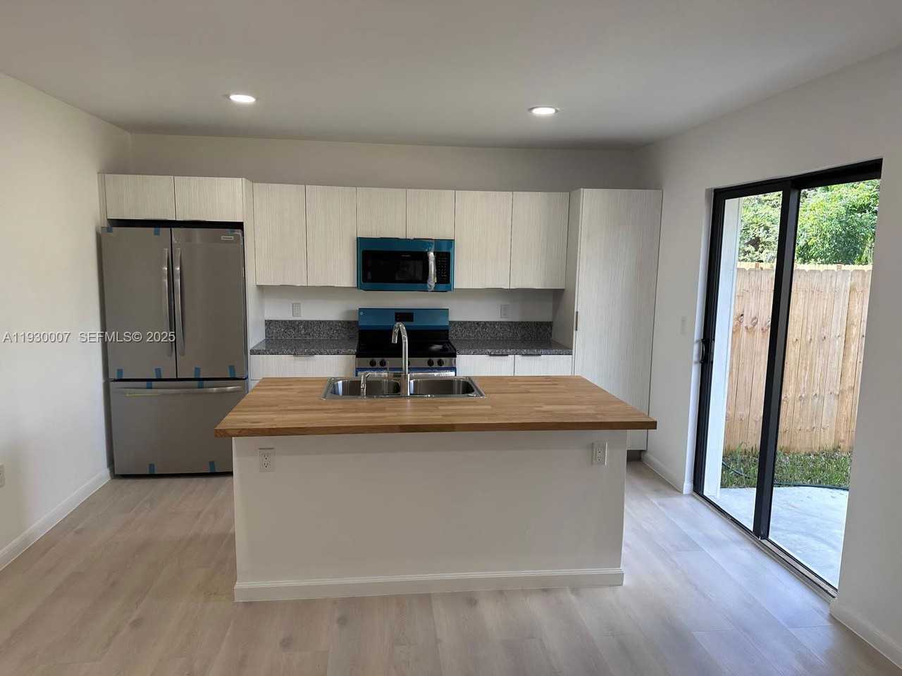 574 Nw 7th St - Photo 2 of 8