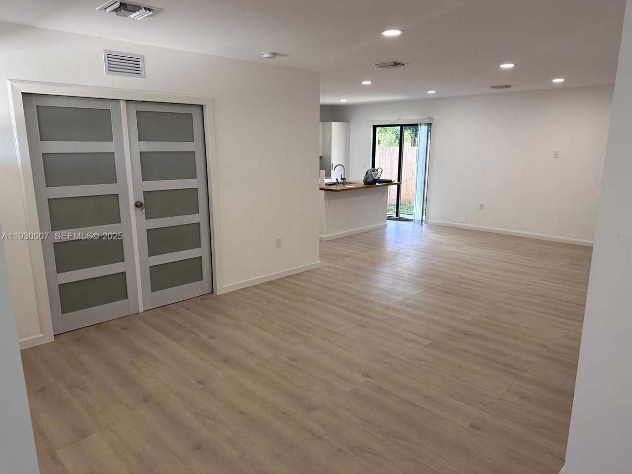 574 Nw 7th St - Photo 3 of 8