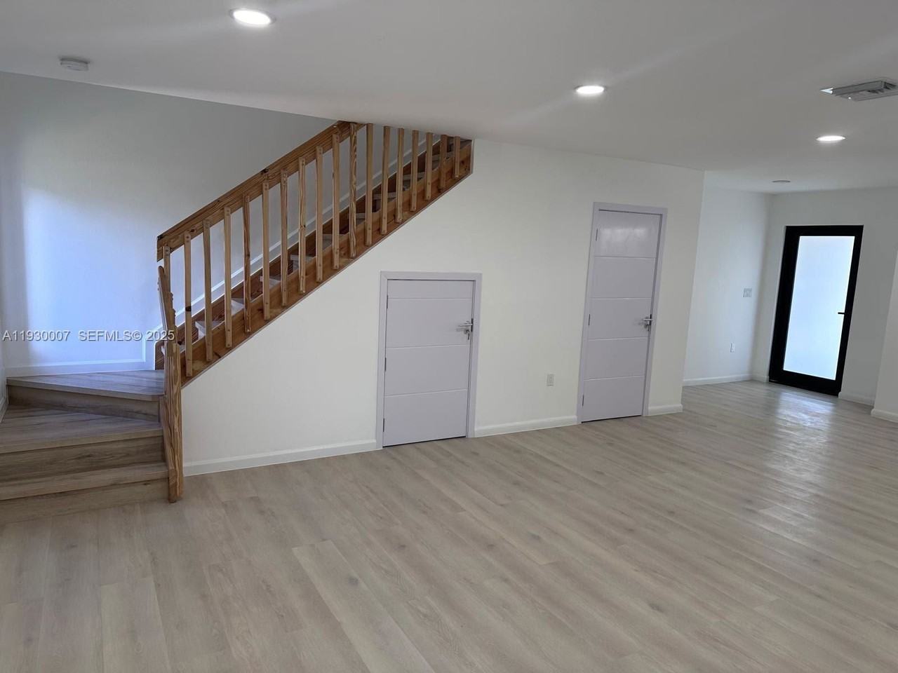 574 Nw 7th St - Photo 5 of 8