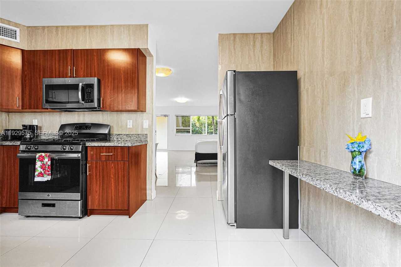 1035 94th St #2 - Photo 3 of 8