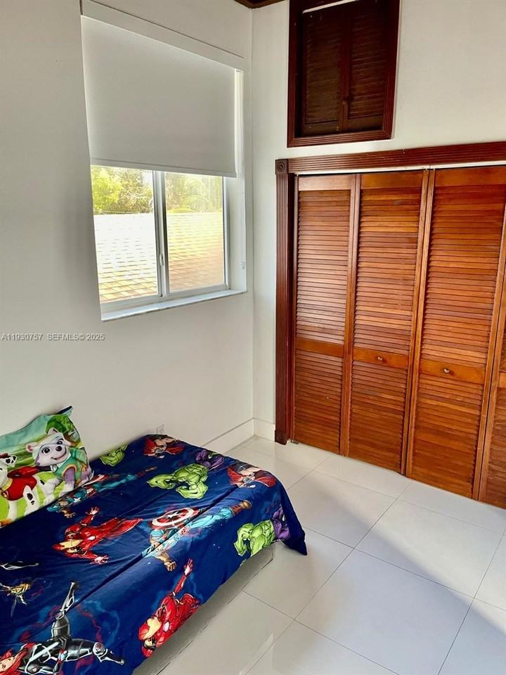 1232 Sw 17th Ter #B - Photo 2 of 8