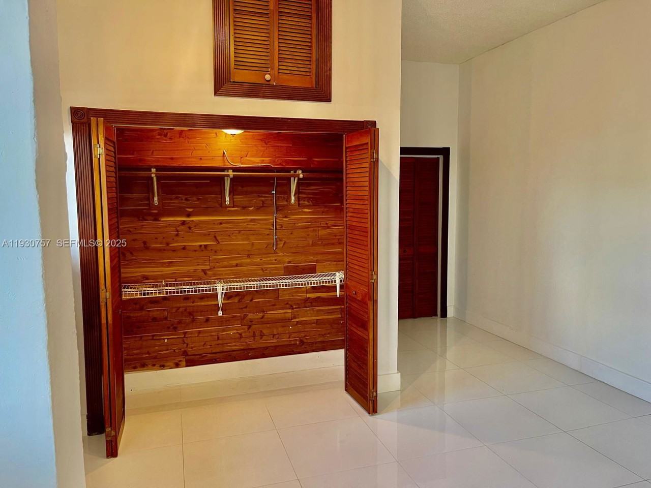 1232 Sw 17th Ter #B - Photo 4 of 8