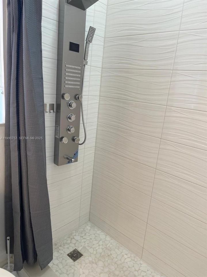 1232 Sw 17th Ter #B - Photo 5 of 8