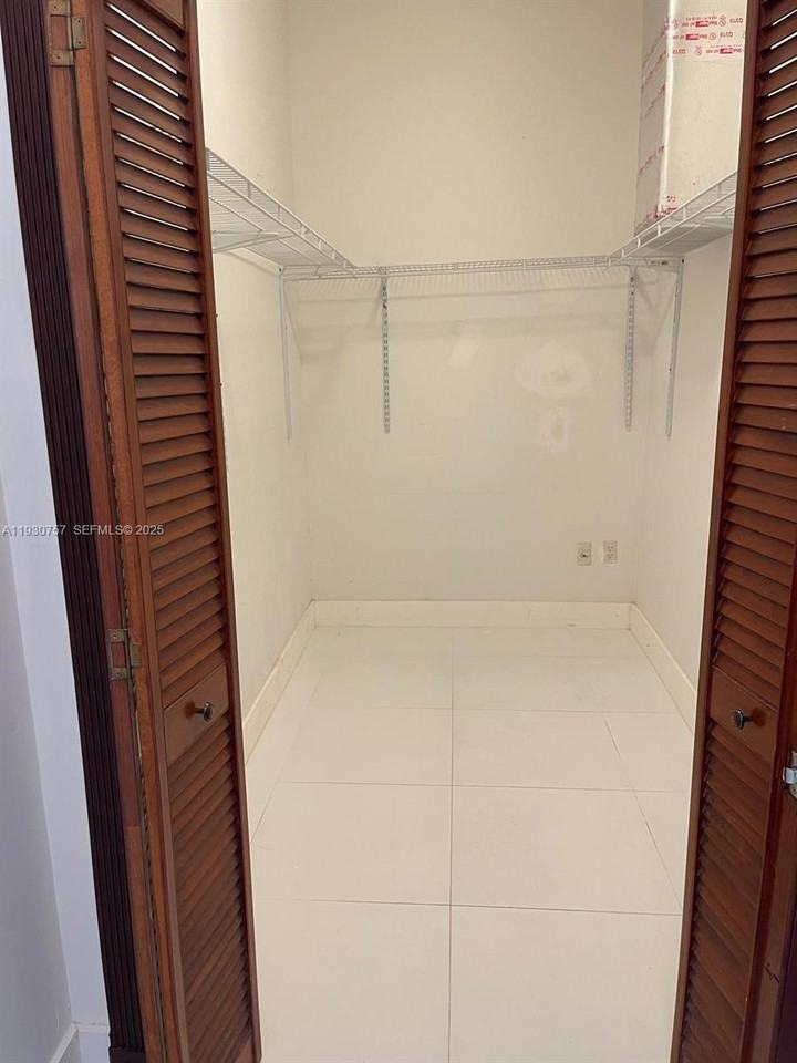 1232 Sw 17th Ter #B - Photo 6 of 8