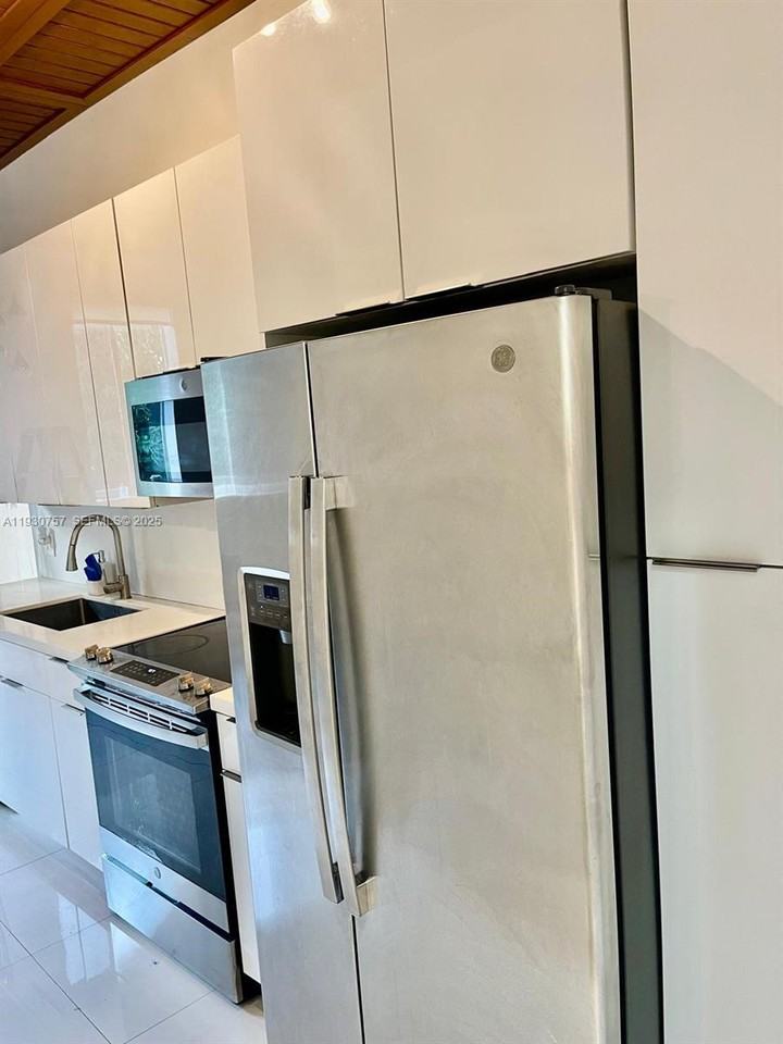 1232 Sw 17th Ter #B - Photo 7 of 8