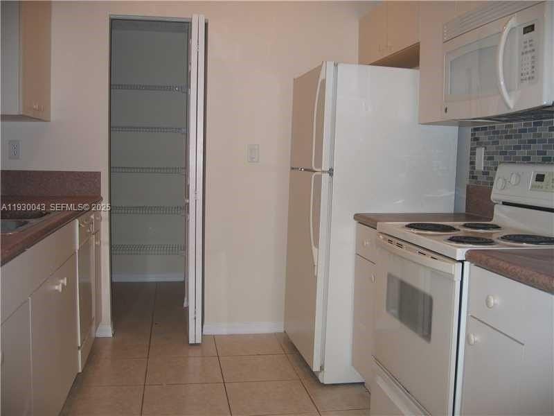 2271 Ne 42nd Cir - Photo 4 of 19