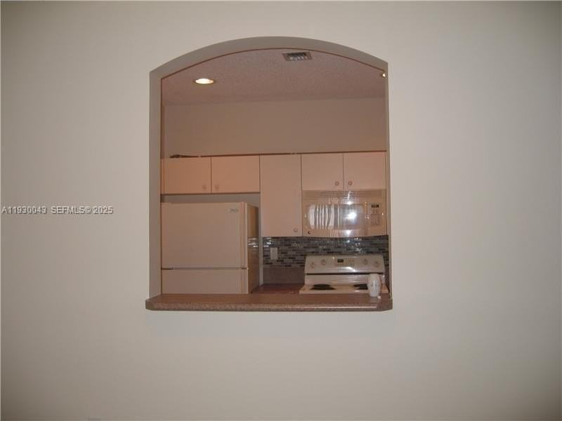 2271 Ne 42nd Cir - Photo 5 of 19