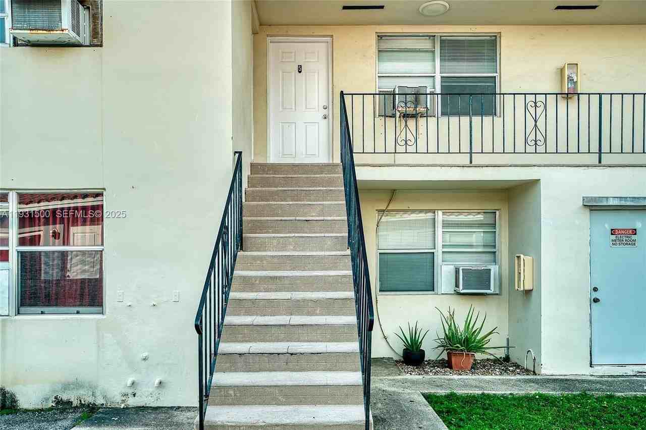 644 Sw 10th St #5 - Photo 4 of 26