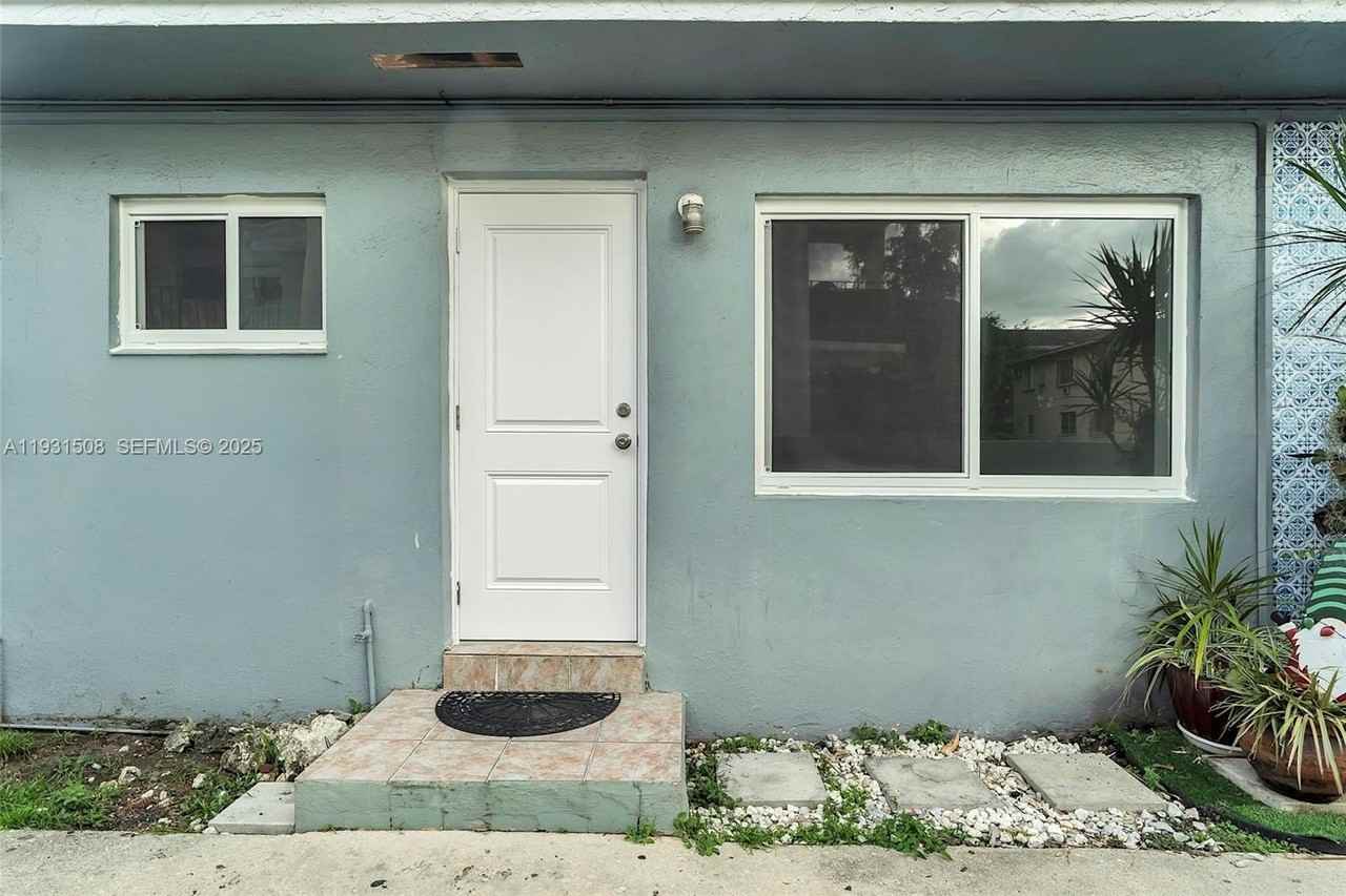 634 Sw 10th St #4 - Photo 3 of 19