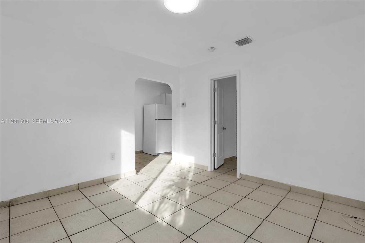 634 Sw 10th St #4 - Photo 5 of 19