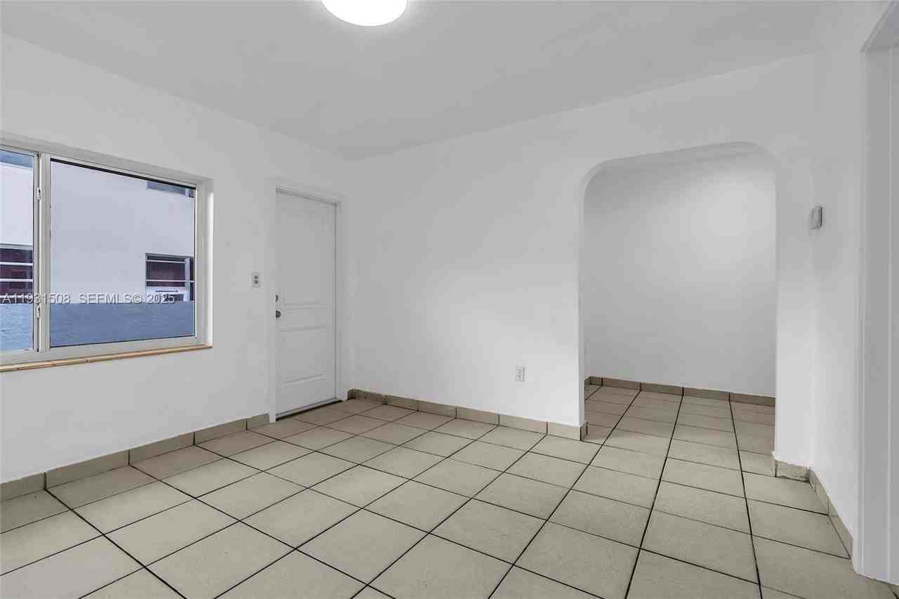 634 Sw 10th St #4 - Photo 7 of 19