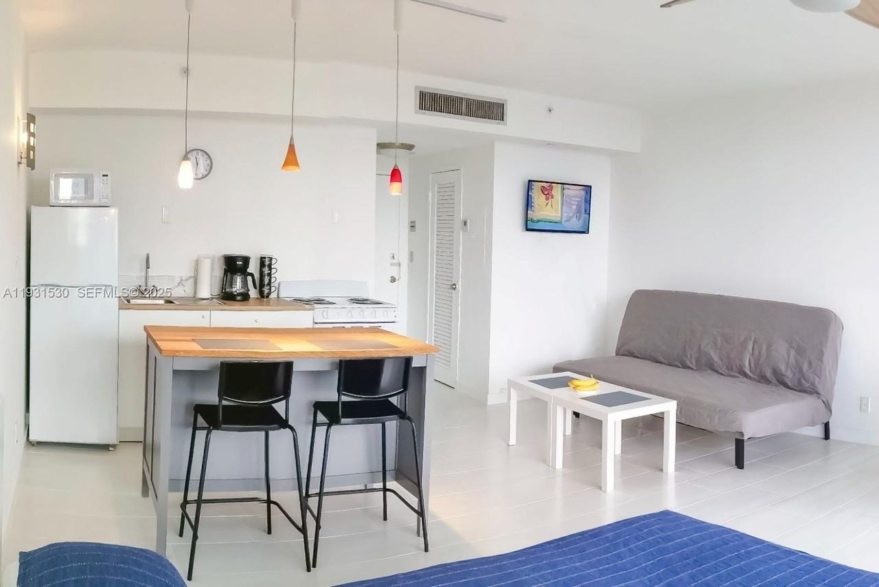 1720 Harrison St #10F - Photo 2 of 10