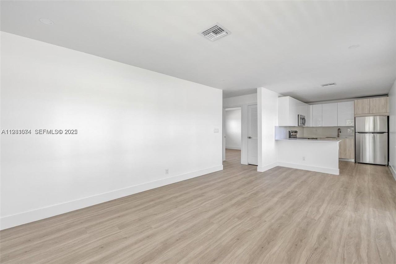 417 Se 3rd Ave #3 - Photo 3 of 15