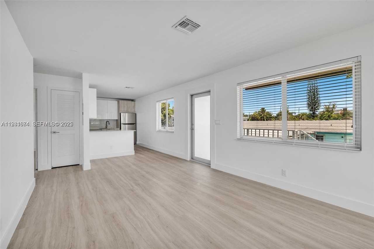 417 Se 3rd Ave #3 - Photo 4 of 15