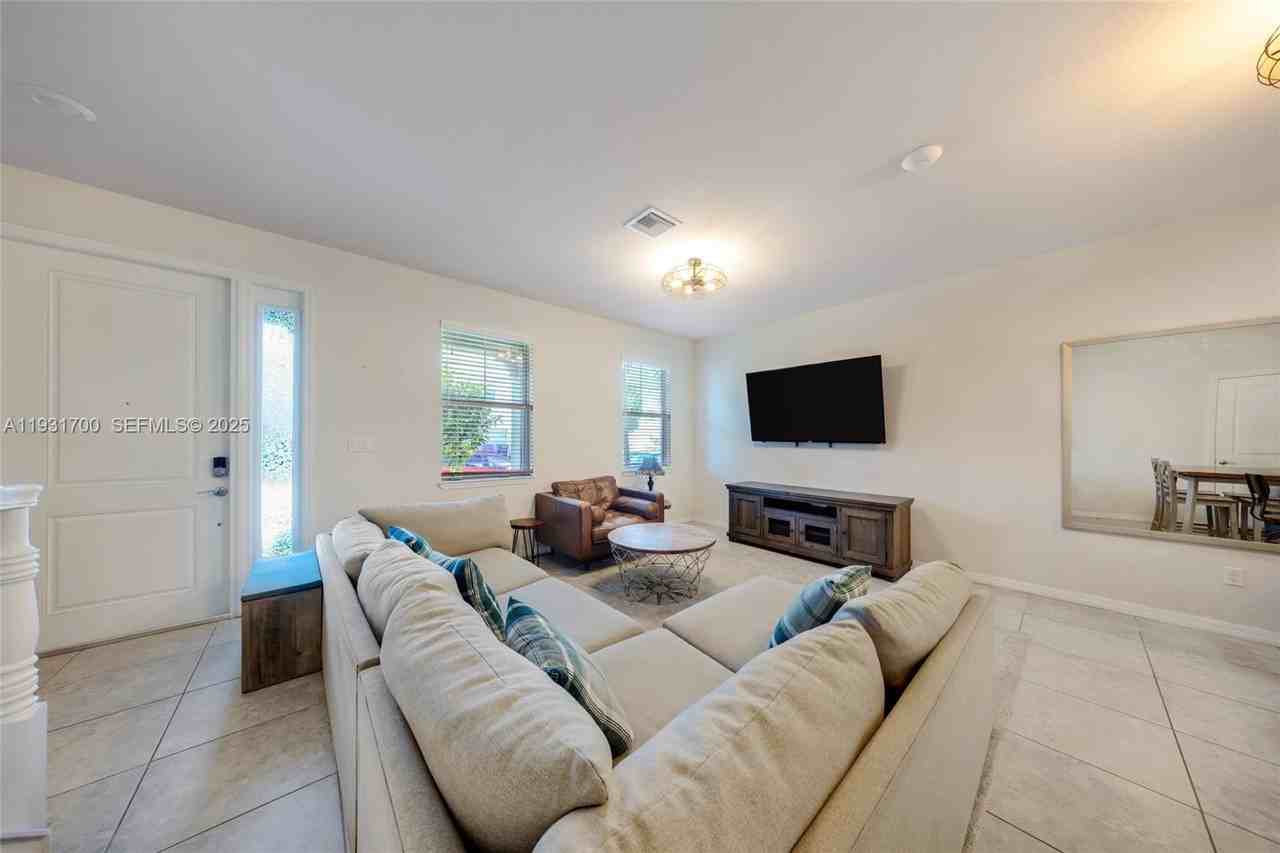 5110 Eucalyptus Dr #3 - Photo 4 of 36