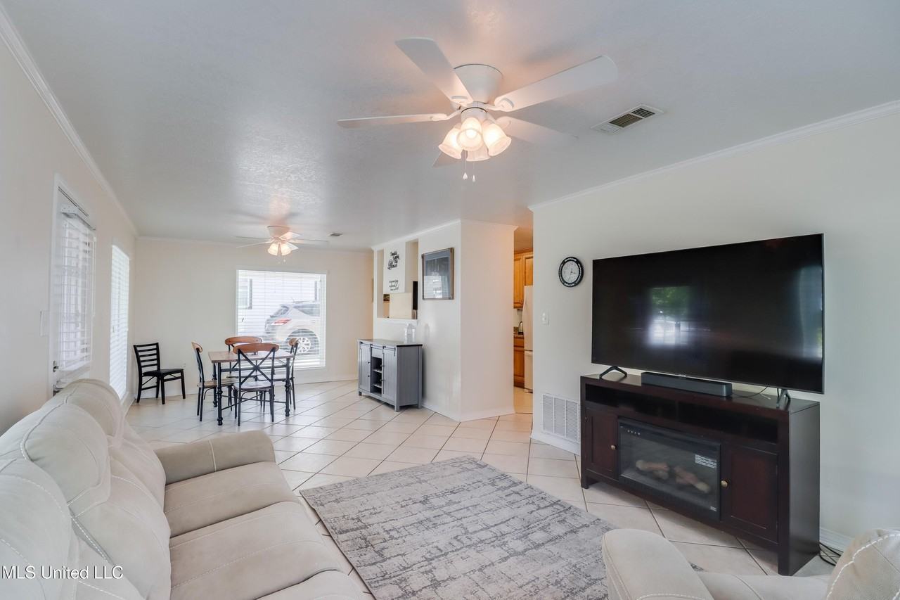 251 Santini St - Photo 2 of 21