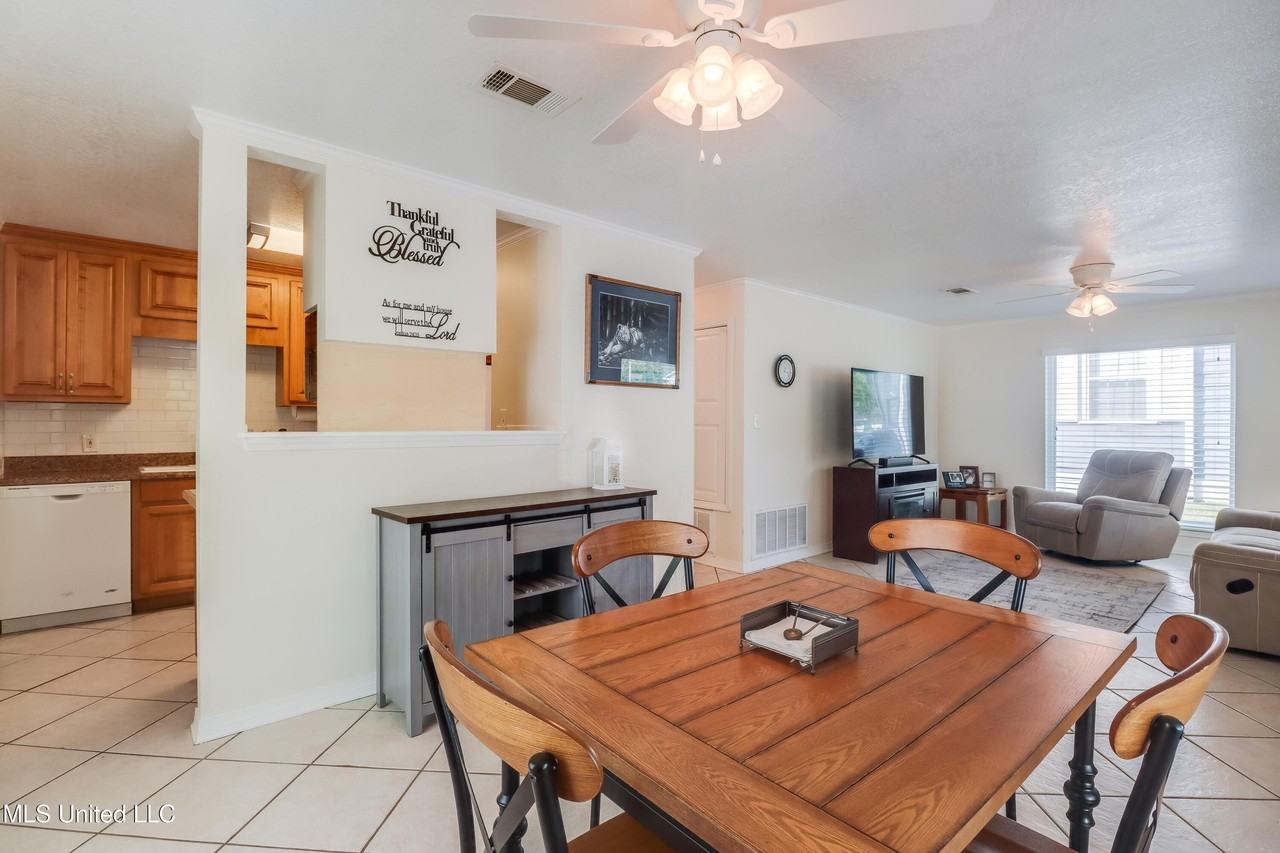 251 Santini St - Photo 3 of 21