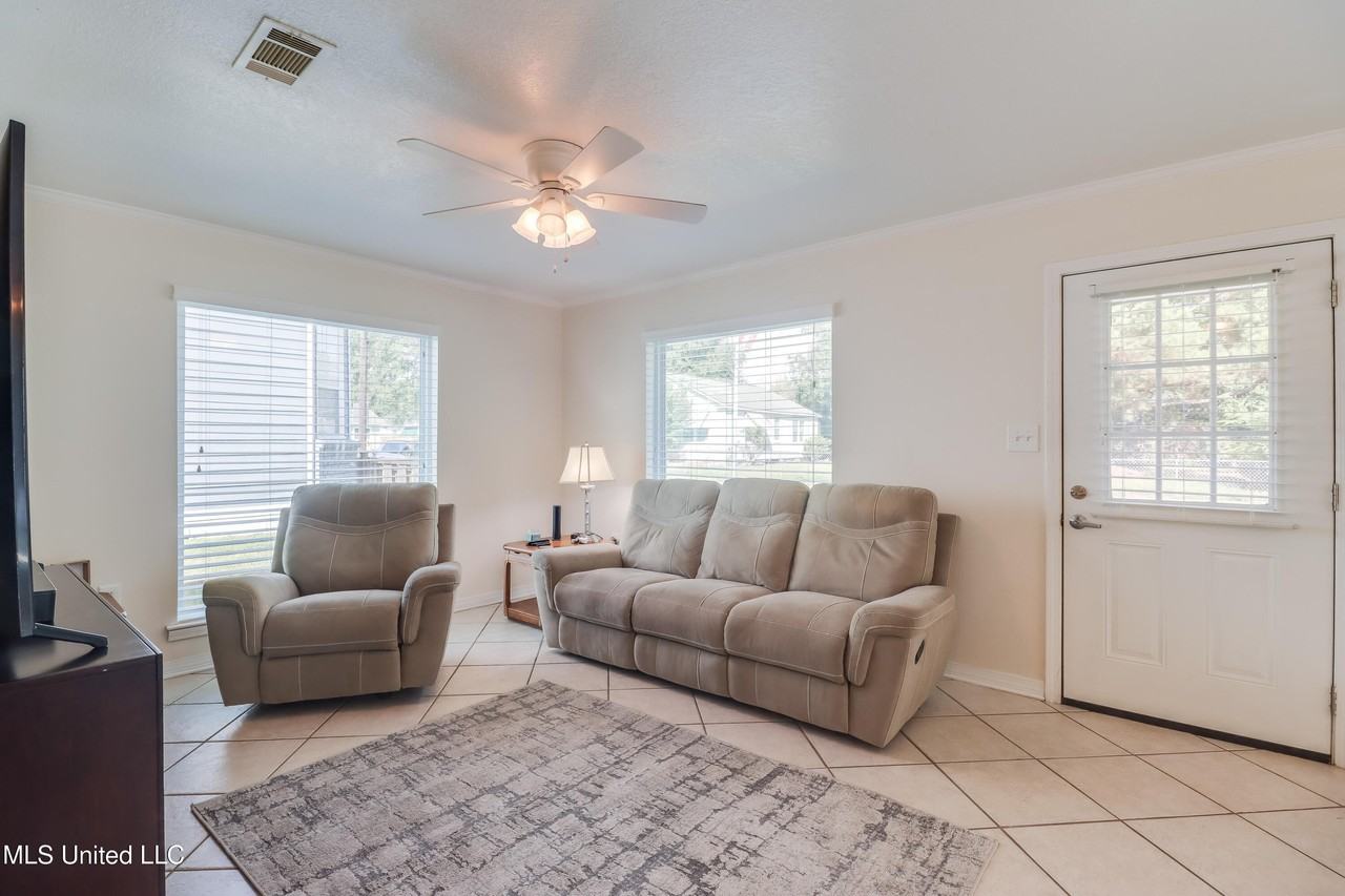 251 Santini St - Photo 4 of 21