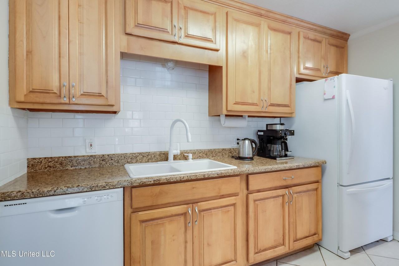 251 Santini St - Photo 5 of 21