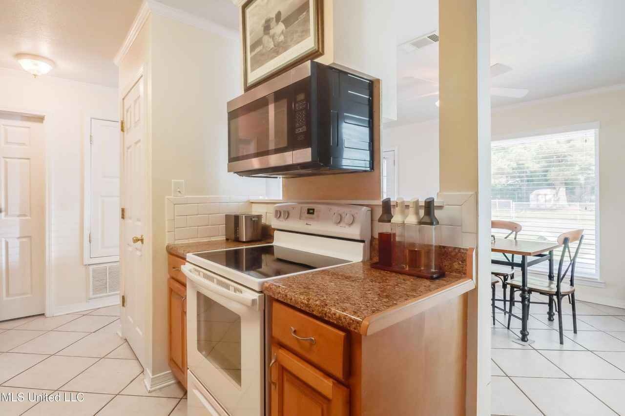 251 Santini St - Photo 6 of 21