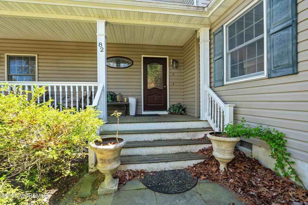 82 Larkin Pl - Photo 2 of 44