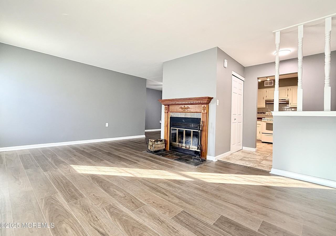 304 Wellington Pl - Photo 2 of 17