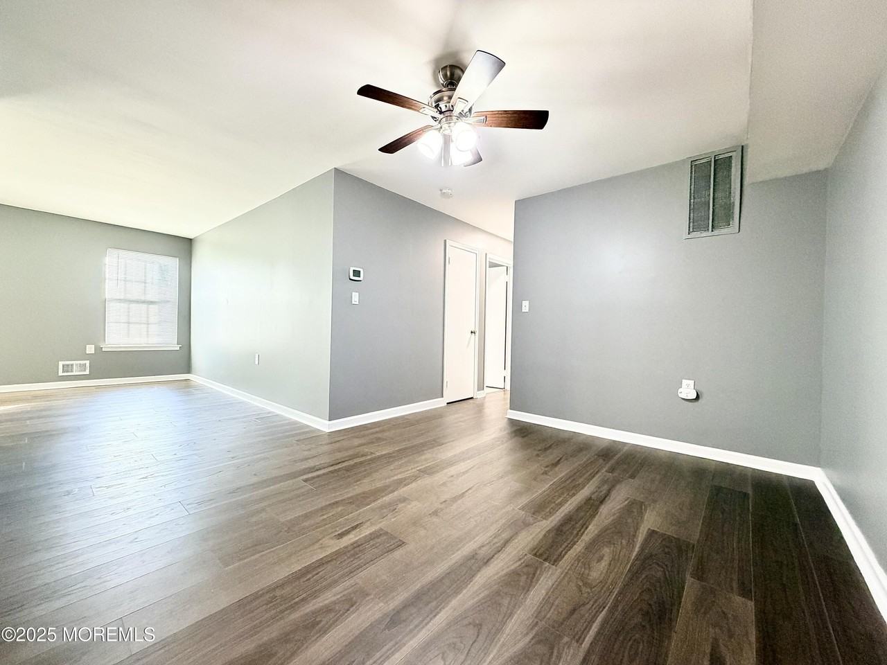 304 Wellington Pl - Photo 3 of 17