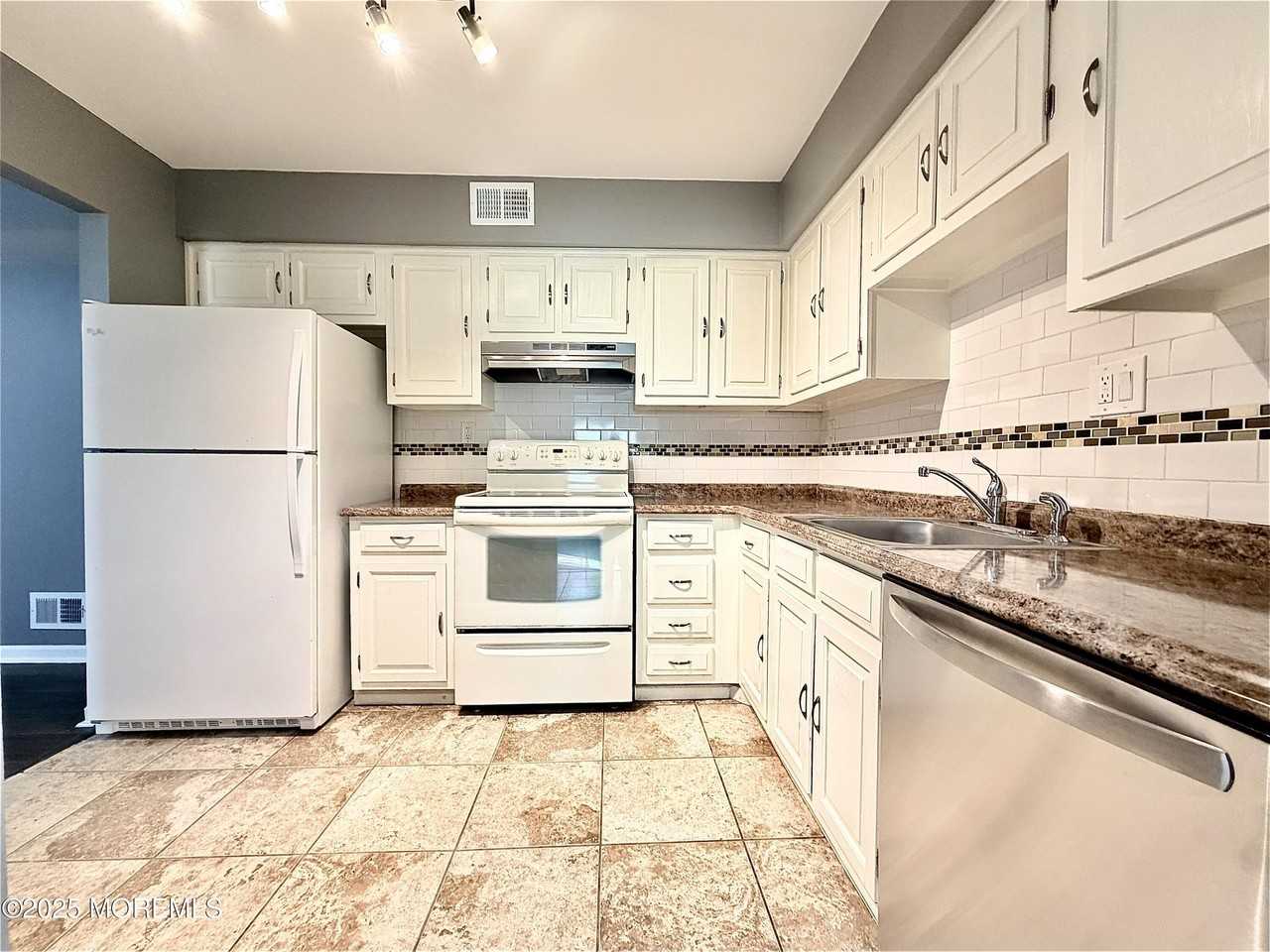 304 Wellington Pl - Photo 7 of 17