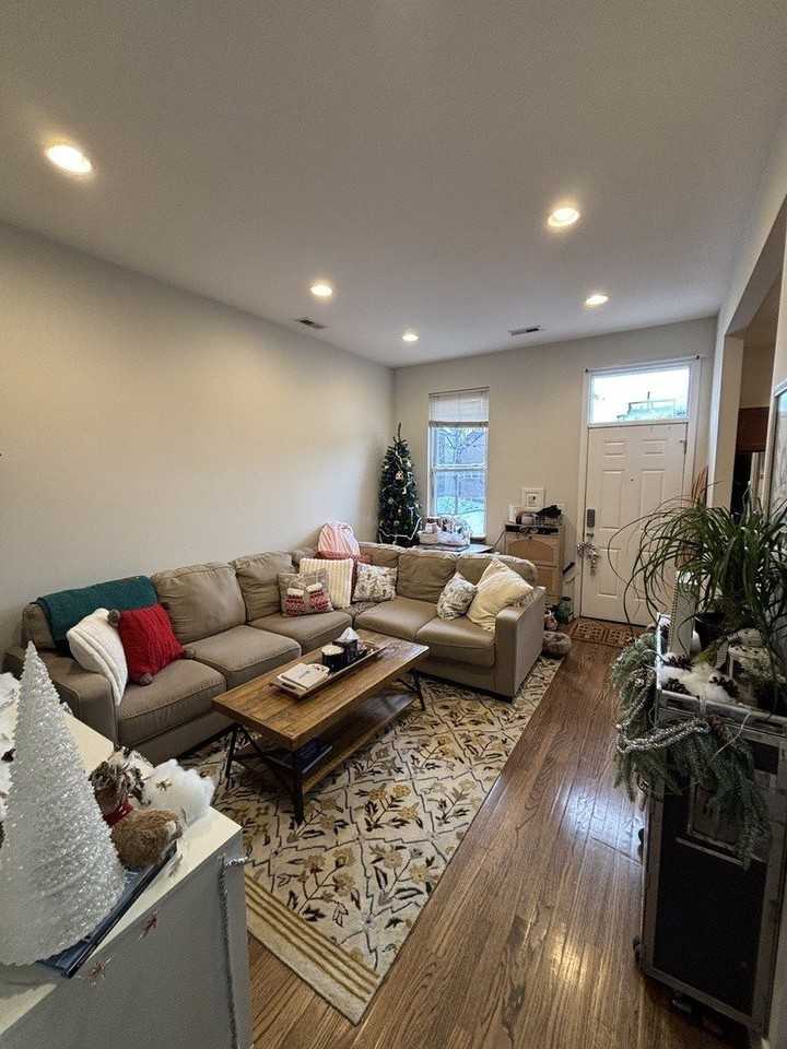 1644 N Hermitage Ave #2R - Photo 2 of 18