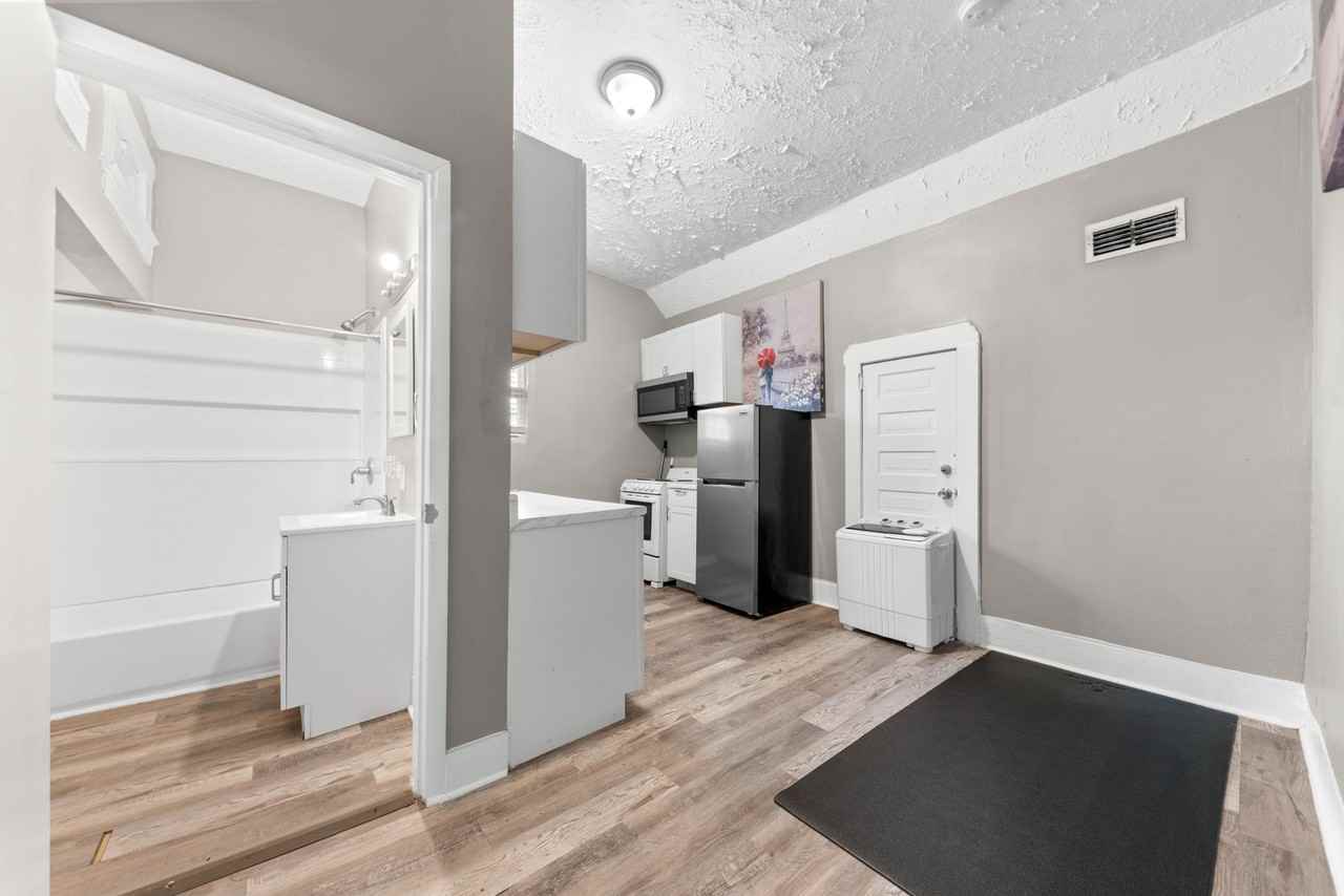 Hart St - Photo 3 of 6