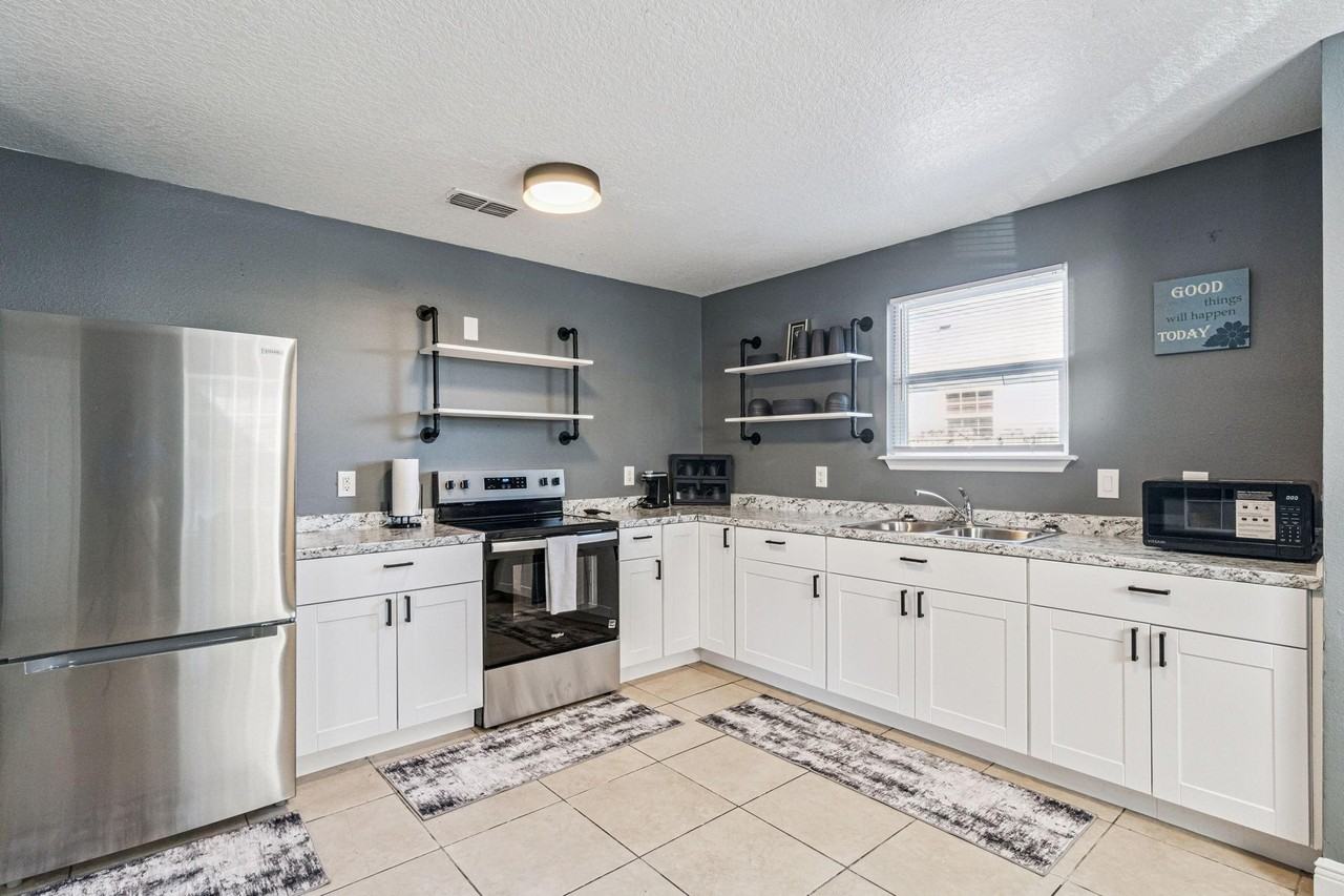 N Pine Hills Rd - Photo 4 of 25