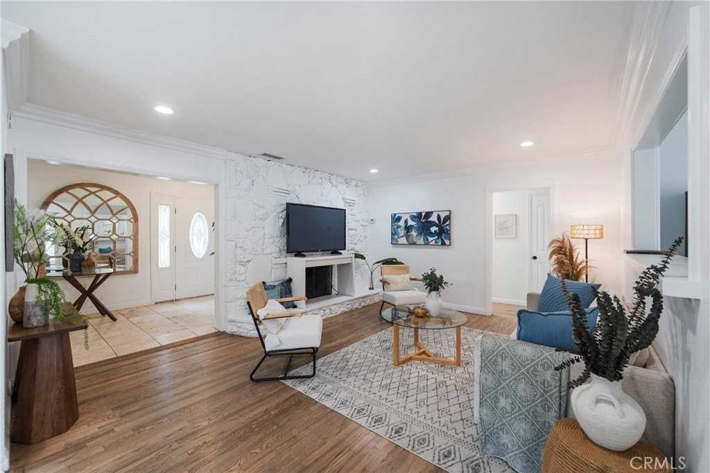 3203 Faust Ave - Photo 5 of 32