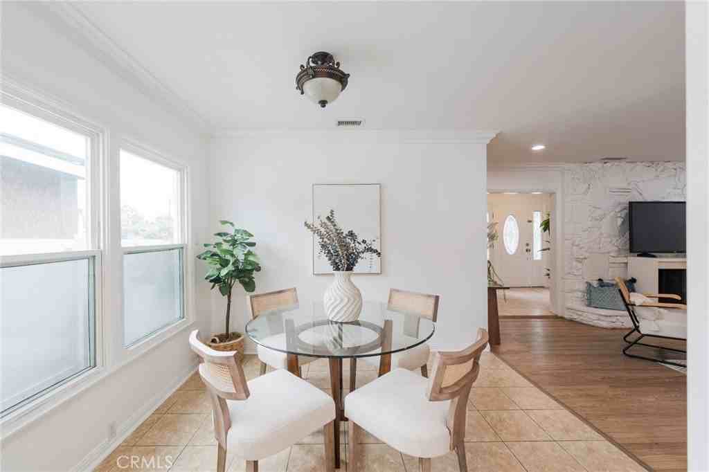 3203 Faust Ave - Photo 6 of 32