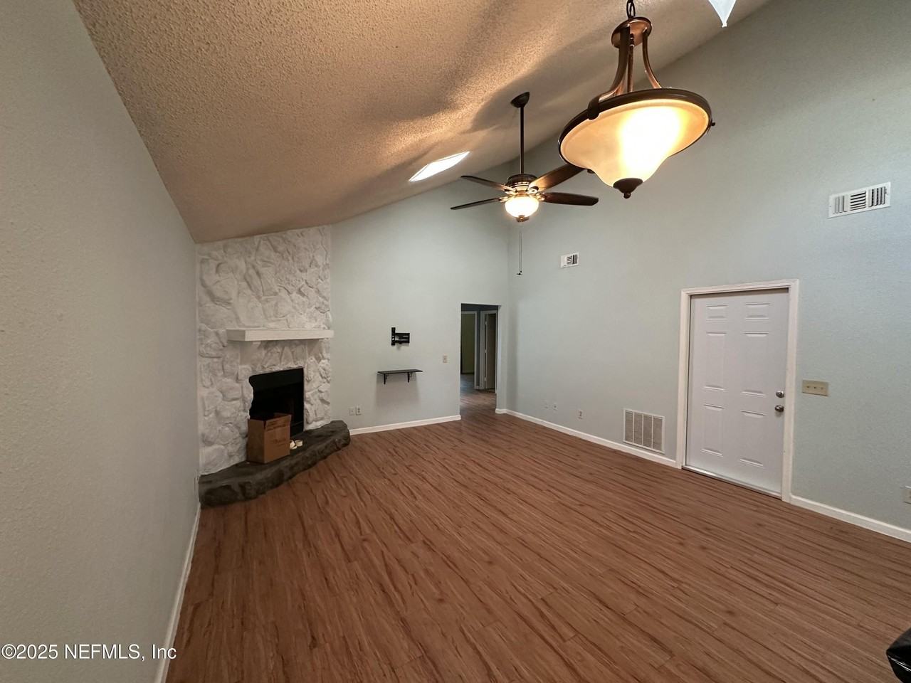 1855 Alberta Ct N - Photo 2 of 23