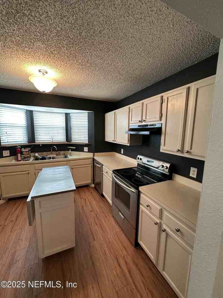 1855 Alberta Ct N - Photo 4 of 23