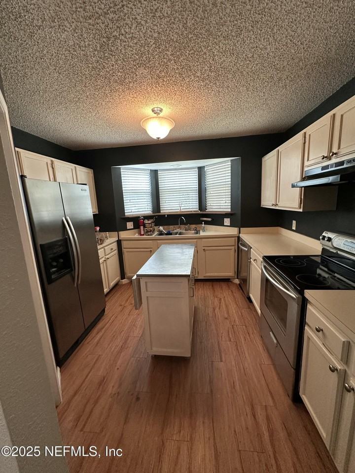 1855 Alberta Ct N - Photo 5 of 23