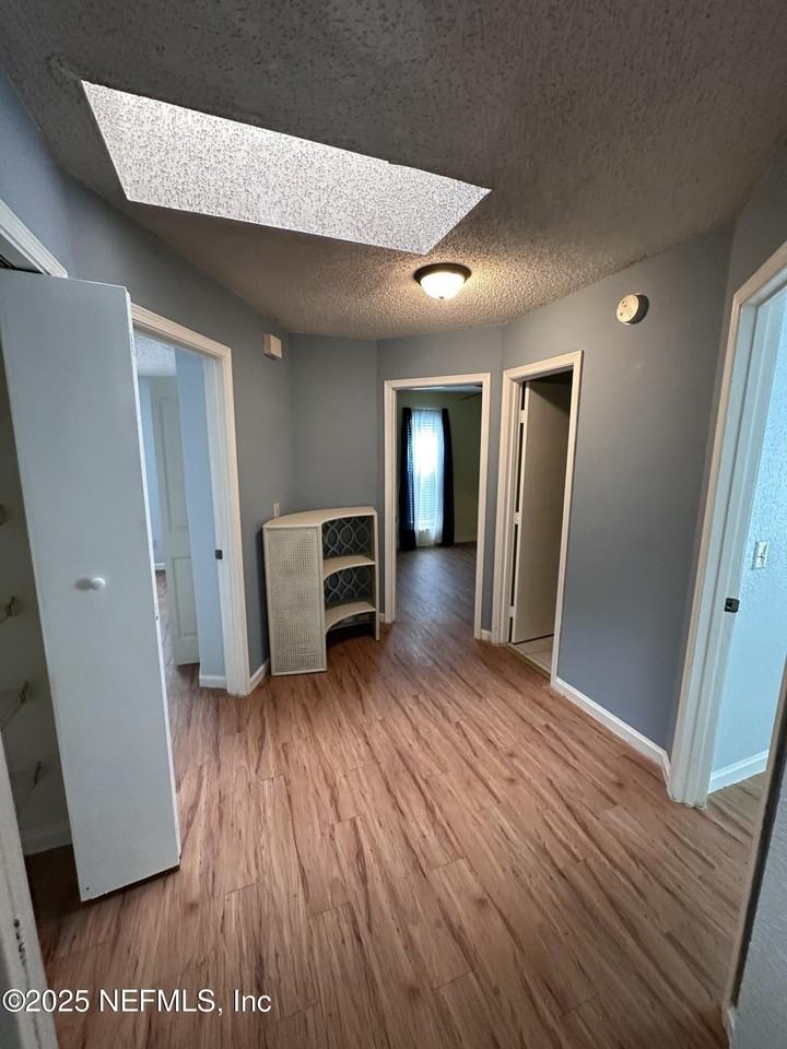 1855 Alberta Ct N - Photo 6 of 23