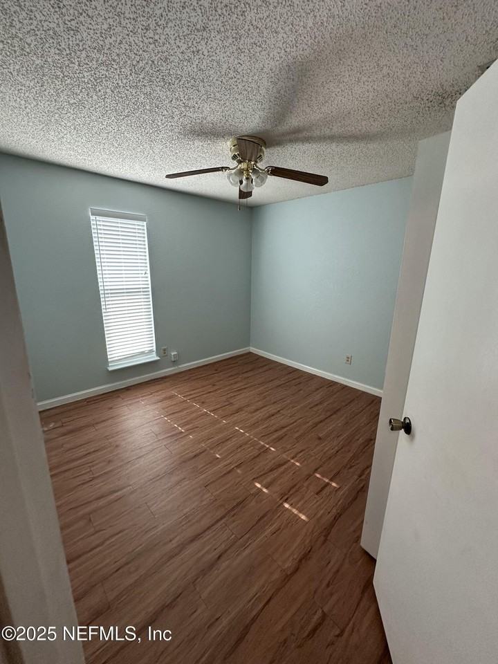 1855 Alberta Ct N - Photo 7 of 23