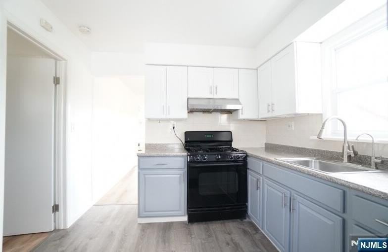 273 Hoover Ave - Photo 2 of 8