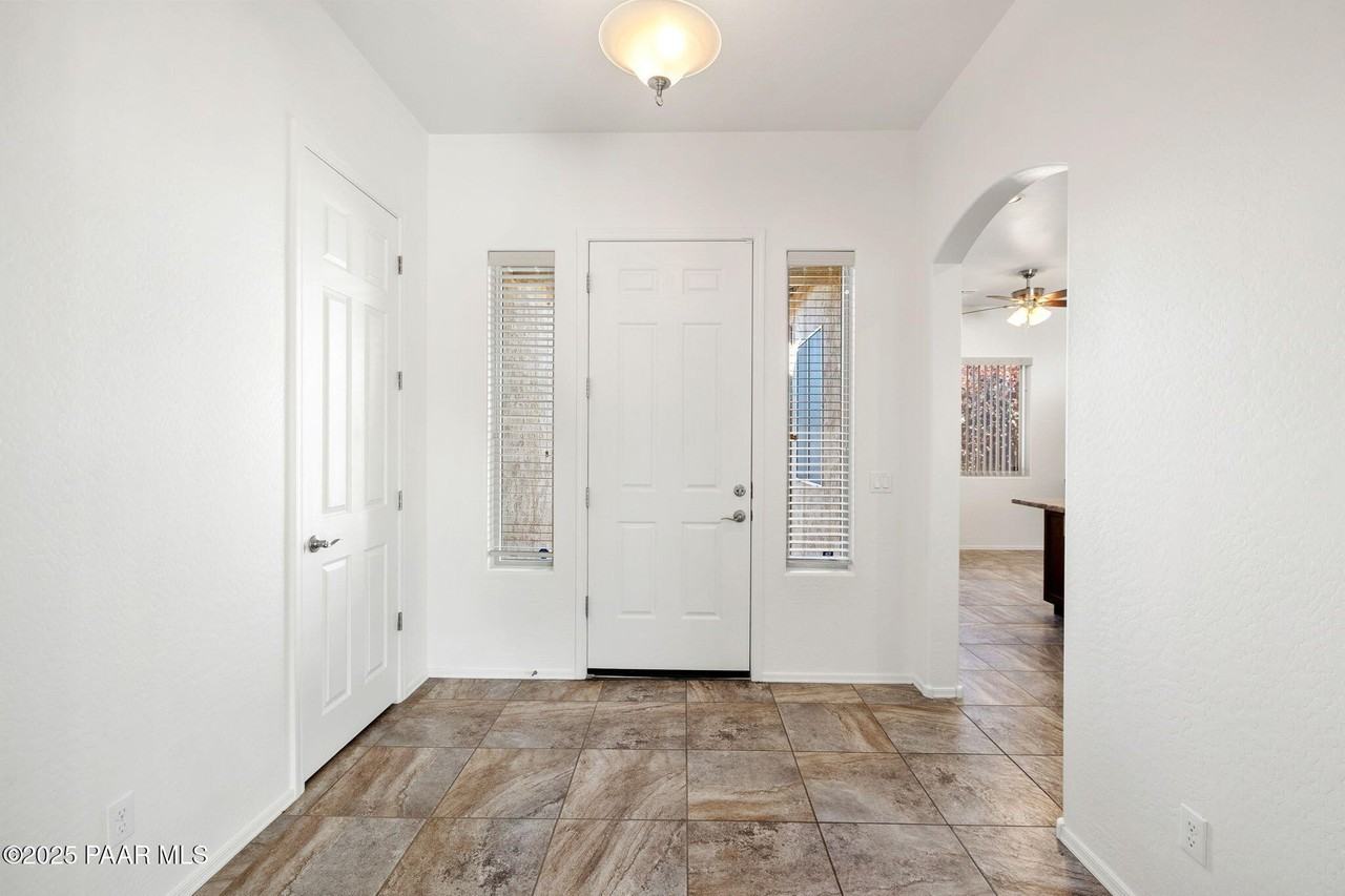 4505 N Dryden St - Photo 3 of 50