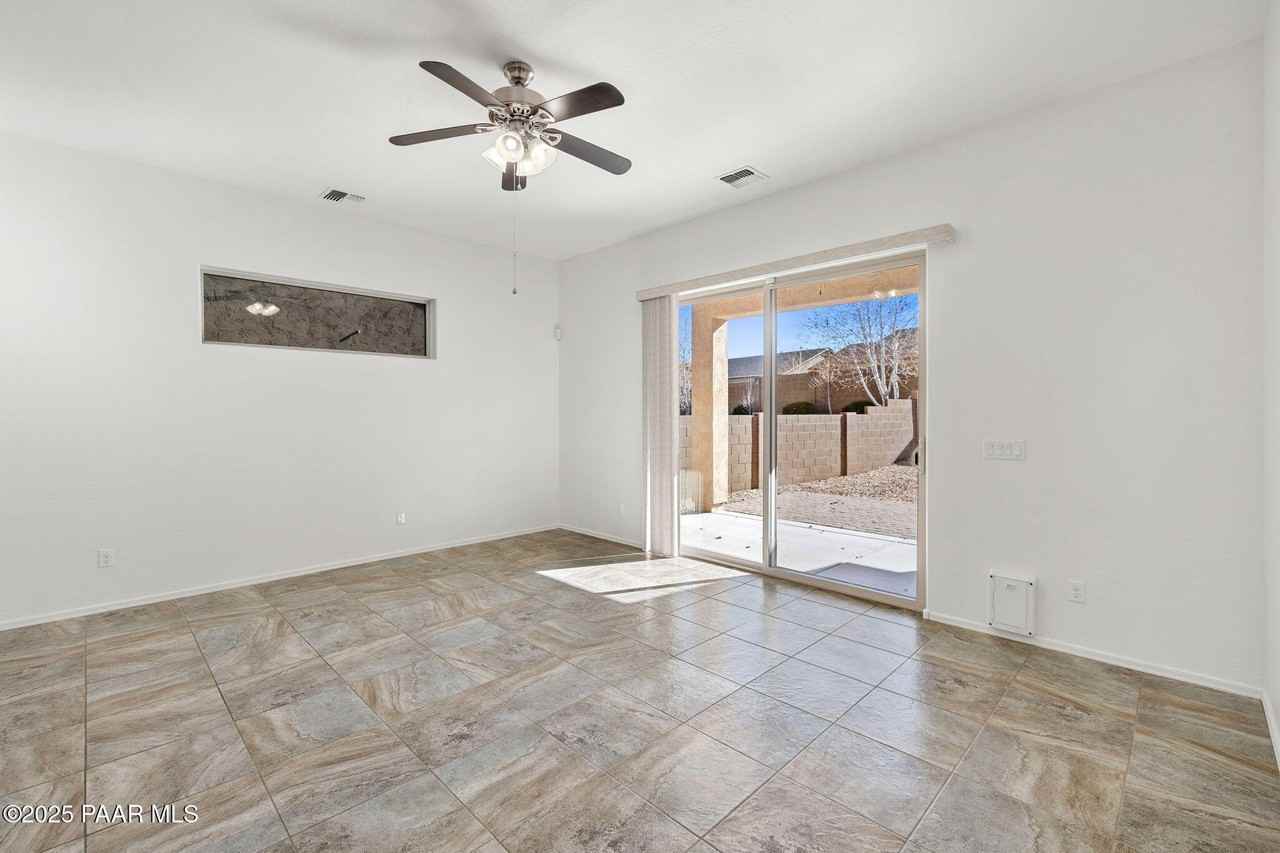 4505 N Dryden St - Photo 4 of 50