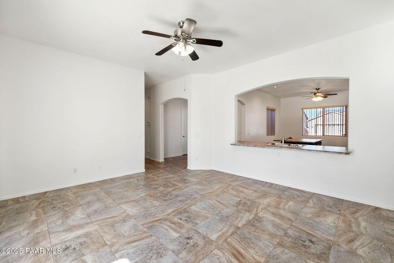 4505 N Dryden St - Photo 5 of 50