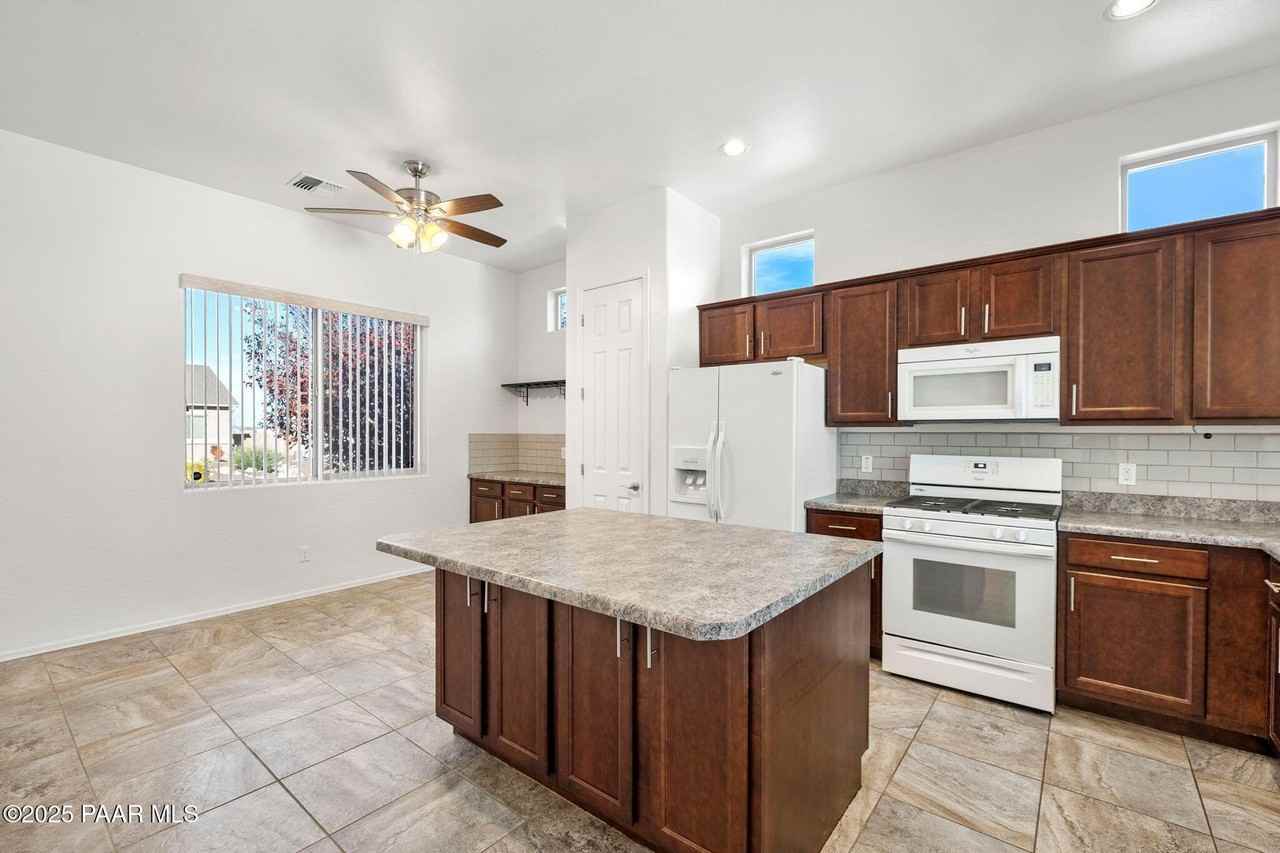 4505 N Dryden St - Photo 7 of 50