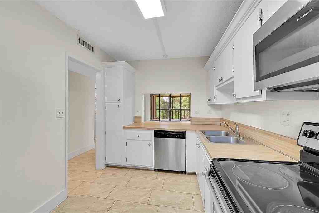 8415 Forest Hills Dr #305 - Photo 4 of 25