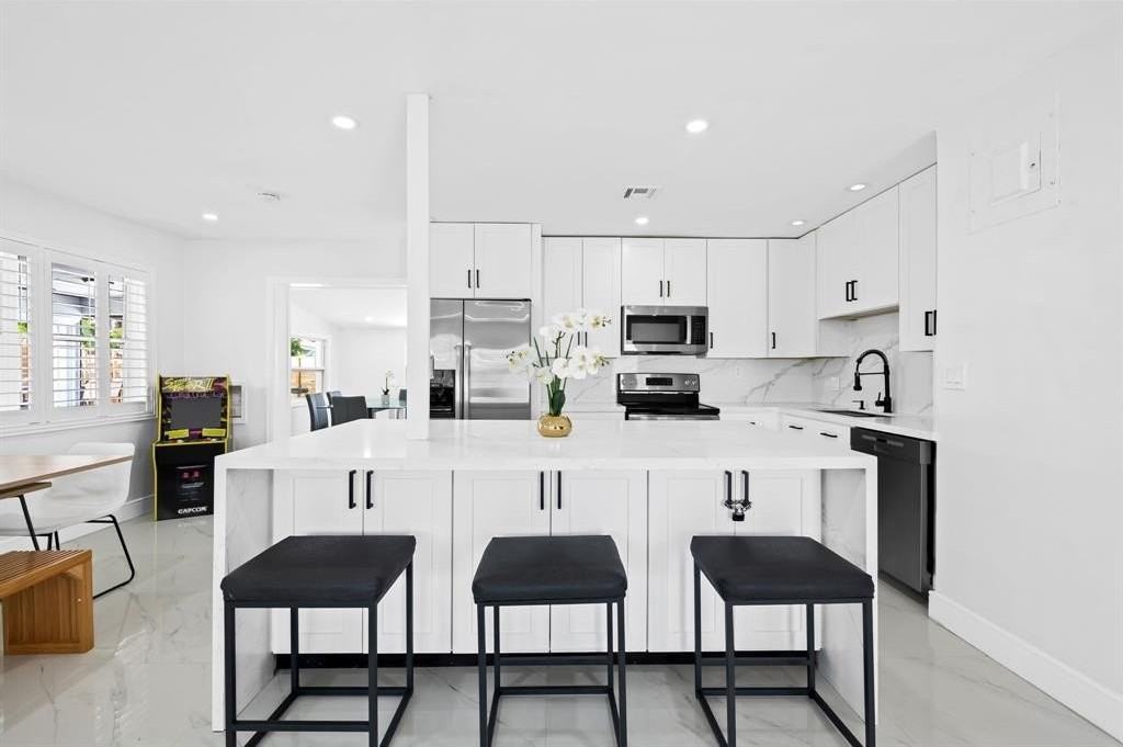 865 Ne 23rd Ter - Photo 7 of 33