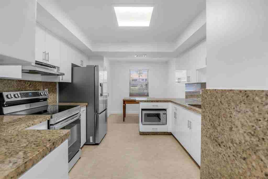 3827 Ne 166th St - Photo 7 of 33