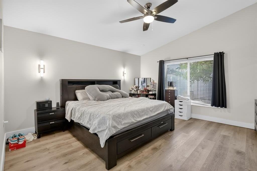 1051 Nw 124th Ter - Photo 5 of 37