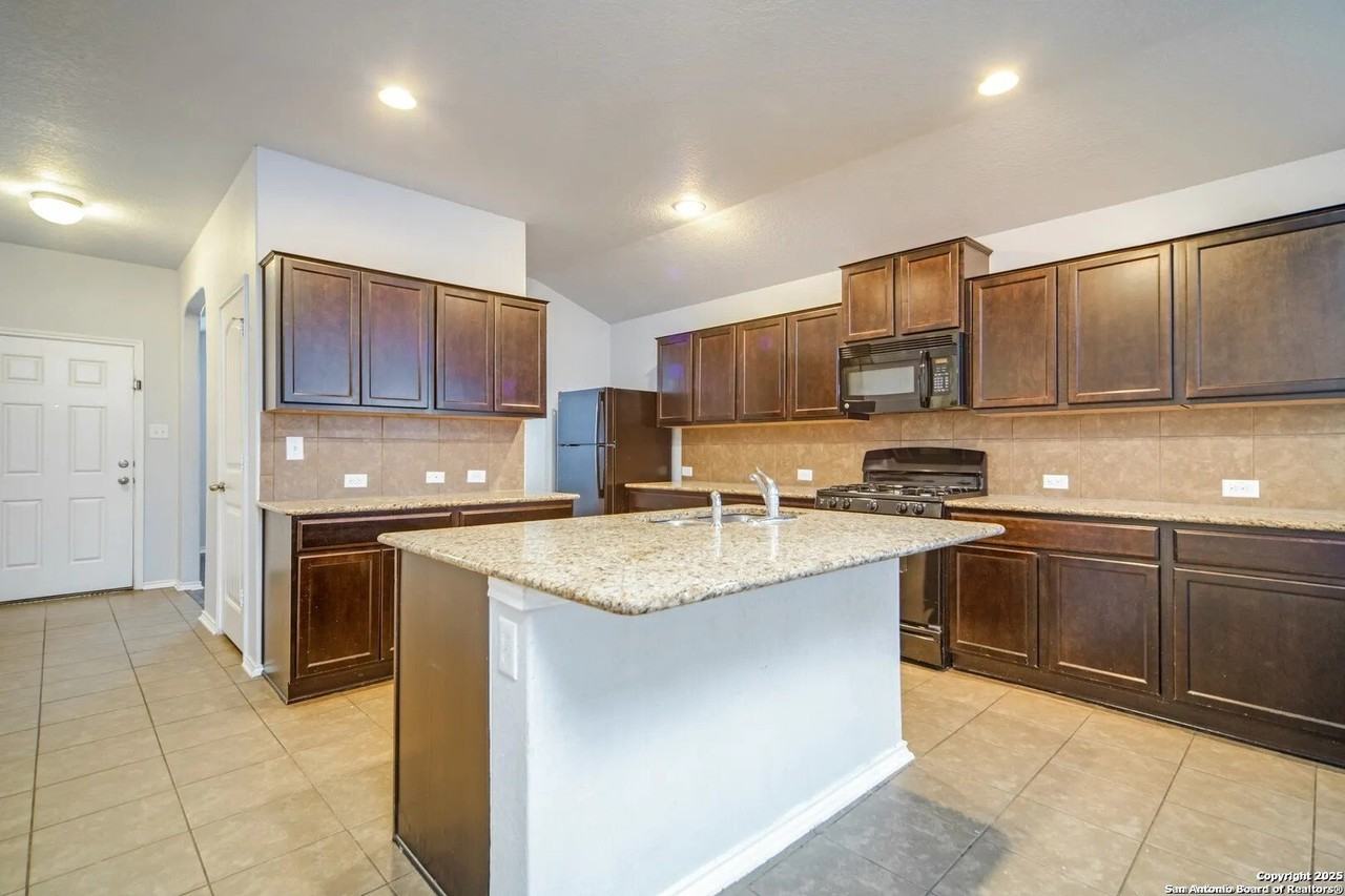 111 Lina Ln - Photo 5 of 11