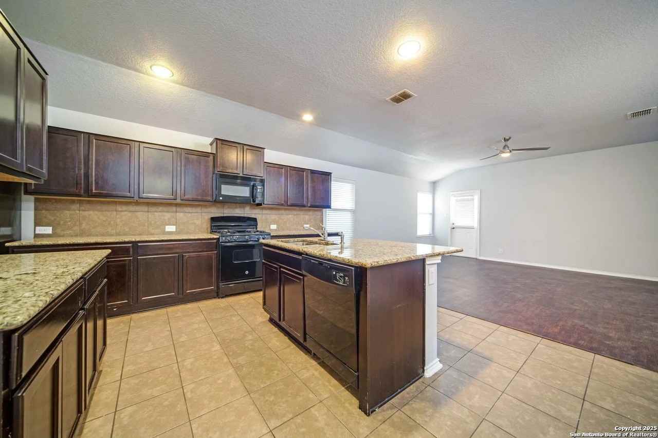 111 Lina Ln - Photo 7 of 11