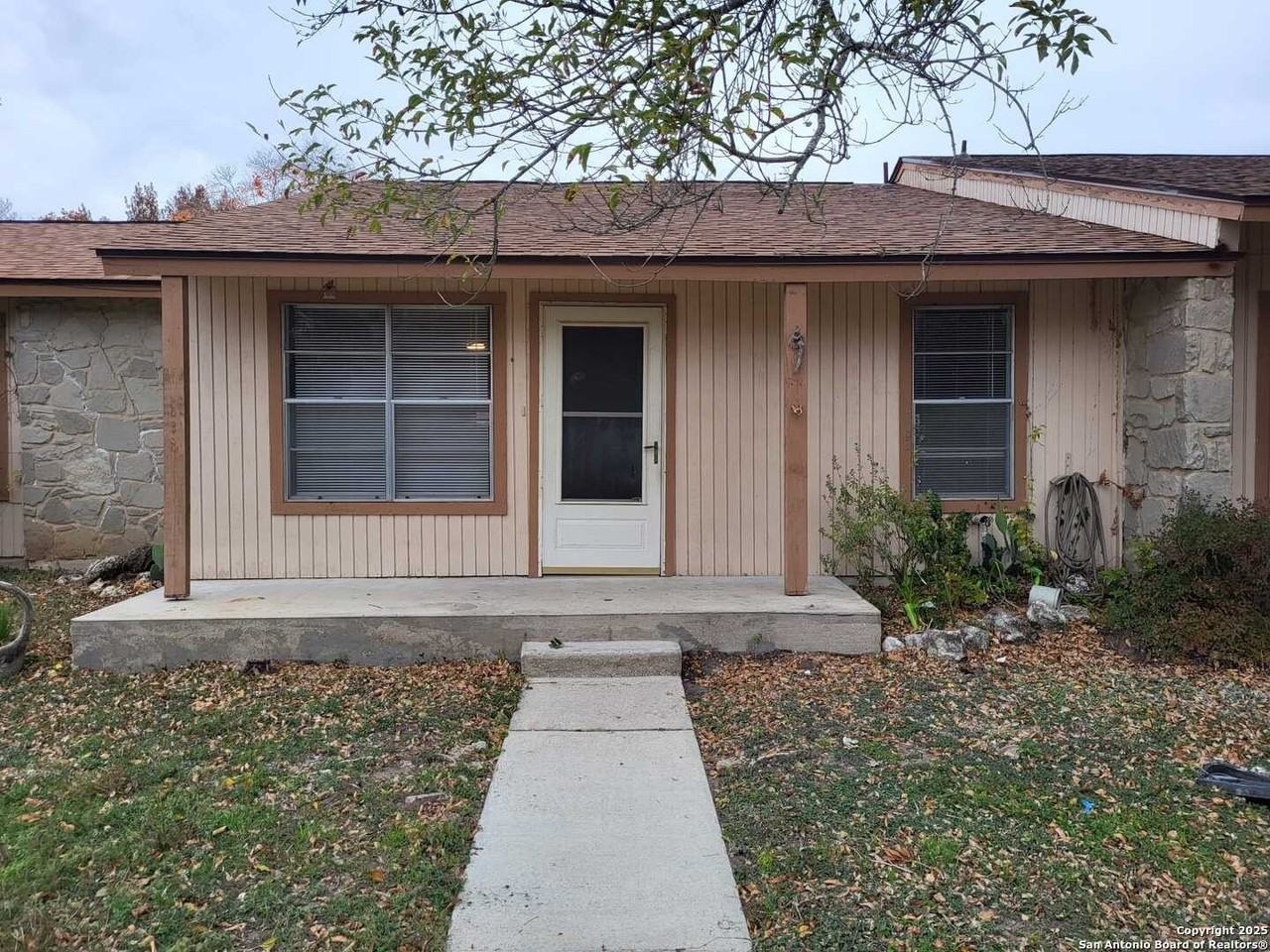 1051 Country Club Dr Apt 19 #19 - Photo 2 of 18